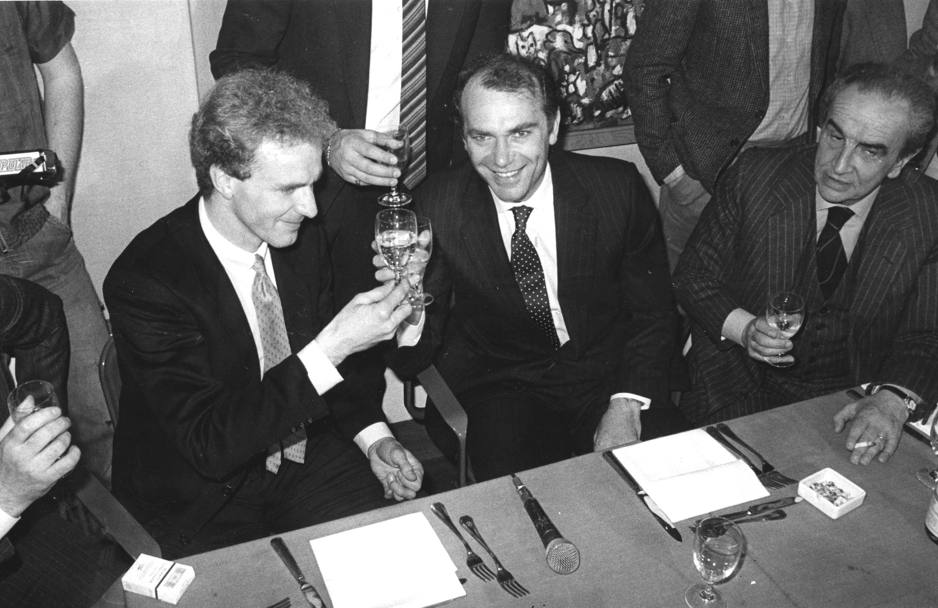 Ernesto Pellegrini acquista l&#39;Inter da Ivanoe Fraizzoli nel 1984. E si presenta con Rummenigge! Il brindisi con il presidente e l&#39;avvocato Peppino Prisco (Rcs)